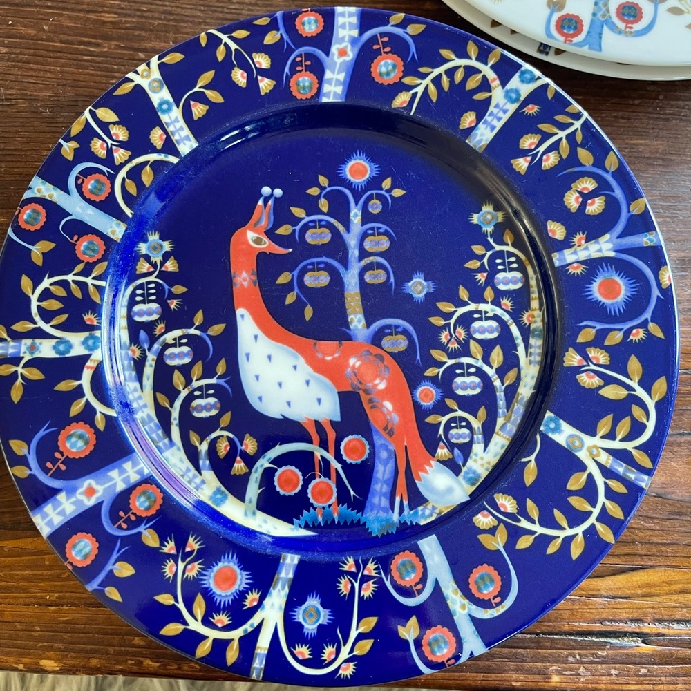 3 blue and 2 white iatta brand plates - good used condition